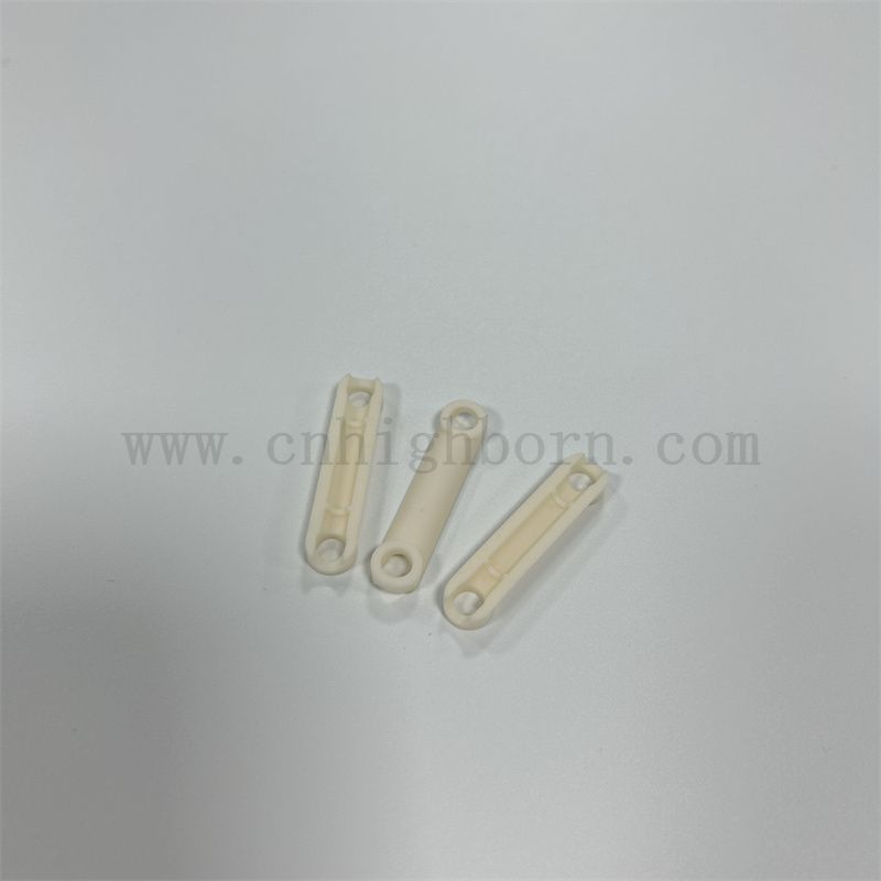 Usurez à 95% 99% Usinage AL2O3 Partie structurelle Composants en céramique d'alumine