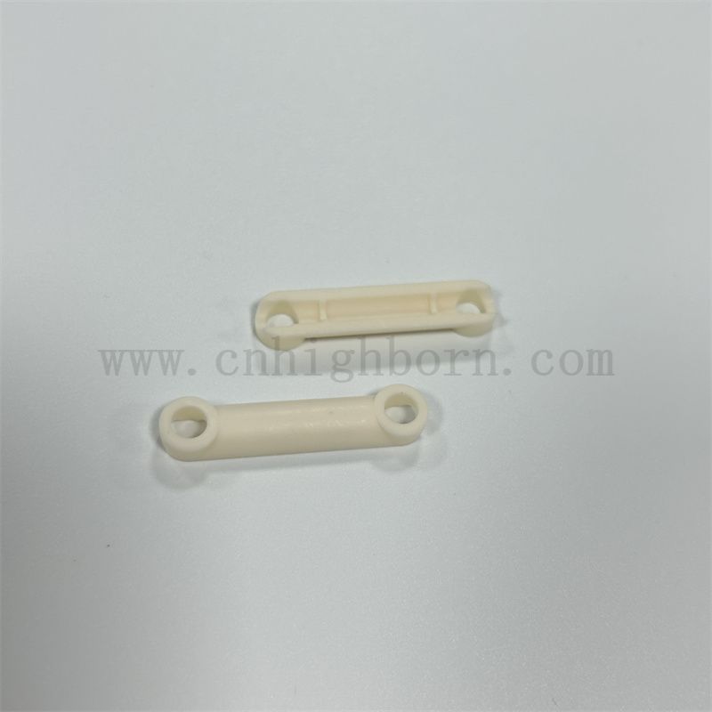 Usurez à 95% 99% Usinage AL2O3 Partie structurelle Composants en céramique d'alumine