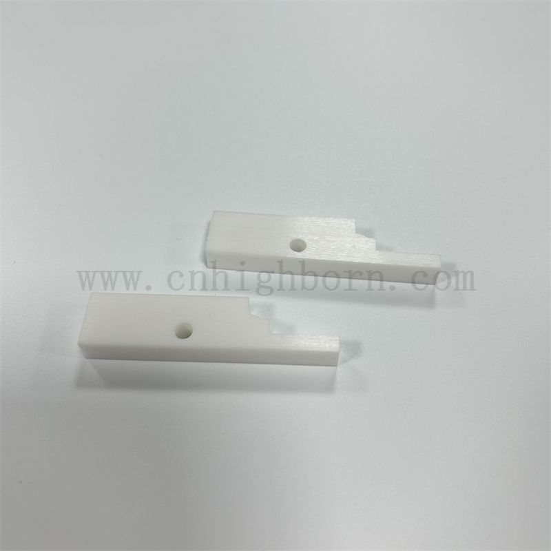 Machinage de précision à la corrosion personnalisée Résistante de zircone en céramique zro2 avec trou