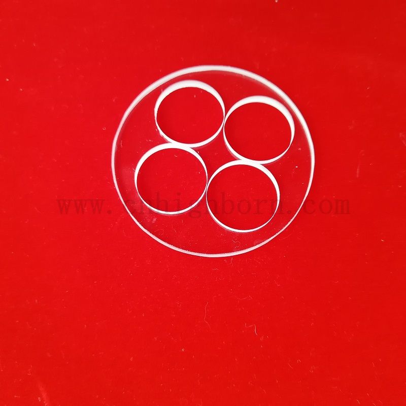 92% Plaque de silice fusionnée en verre transparent en verre UV avec trous de perceuse laser