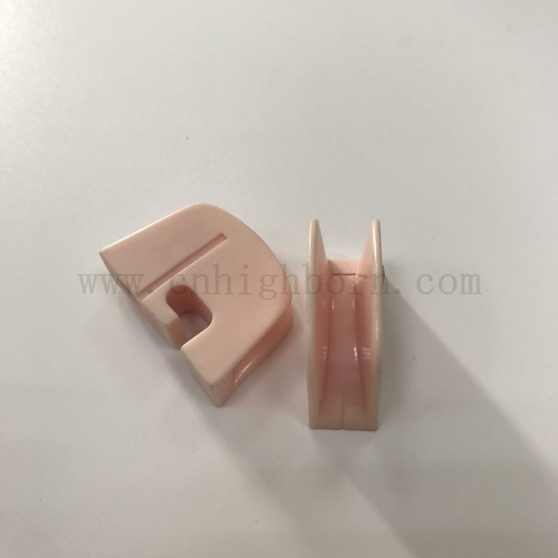 Alumine personnalisée Punching Part 99 AL2O3 Bloc en céramique textile