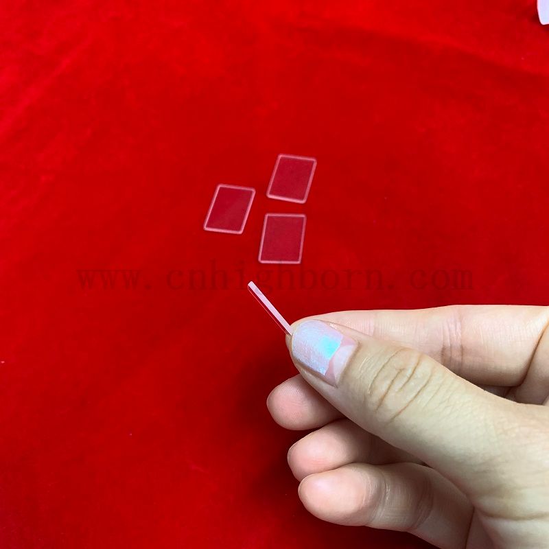 Plaque de verre de quartz transparent carré de résistance à la corrosion élevée personnalisée