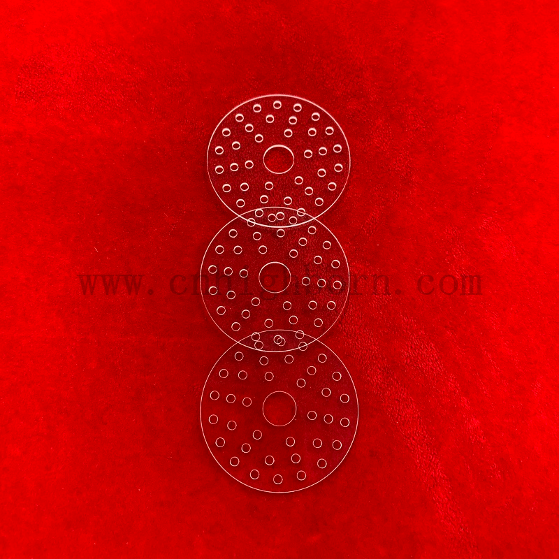 Plaque de silice fusionn&eacute;e perfor&eacute;e