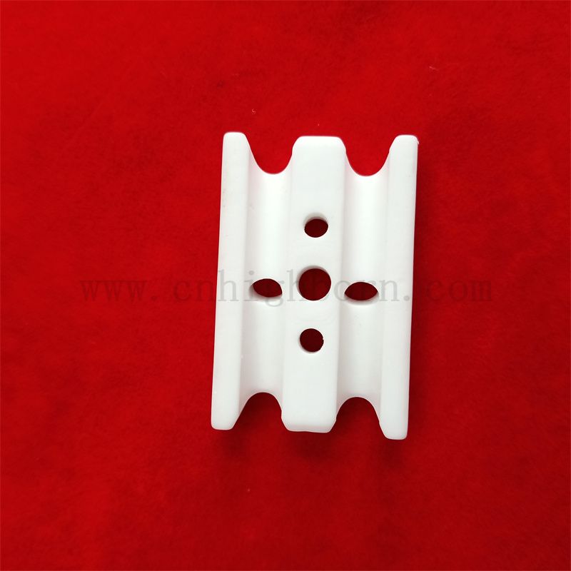 Résistance à 95% AL2O3 Alumine en céramique Isolateur partie en céramique avec trou