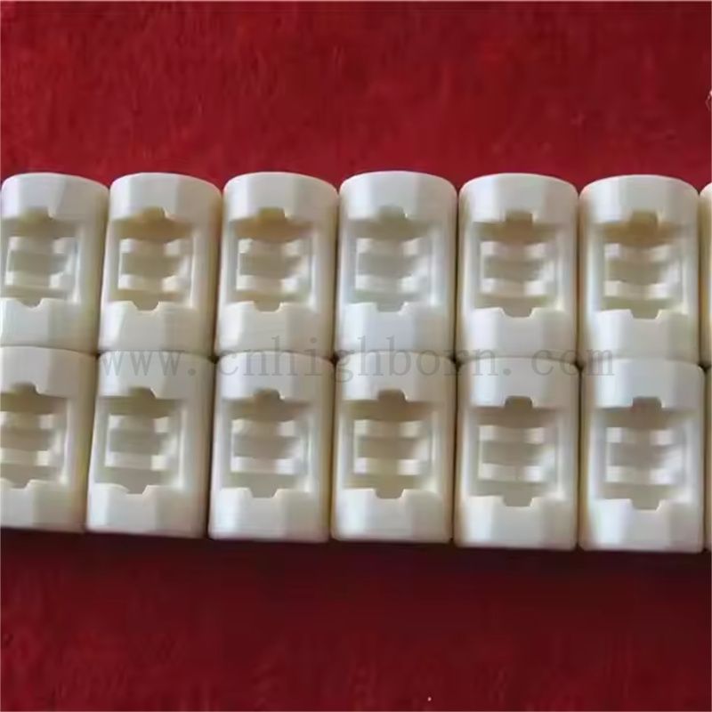 Pièces en céramique d'alumine de précision personnalisée avec composants structurels rainurés al2O3