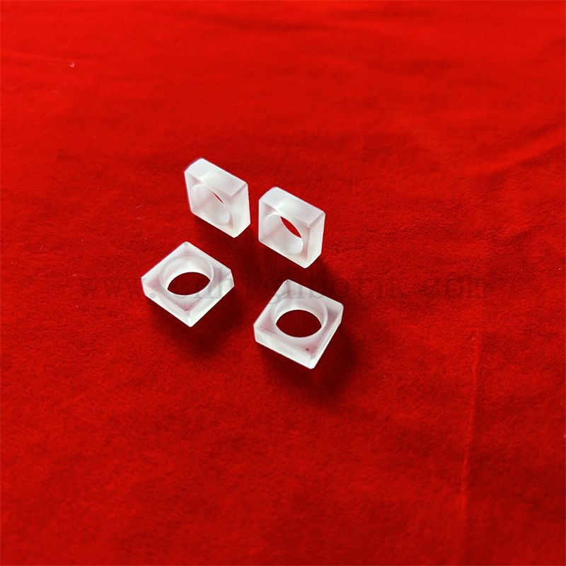  Forme personnalisée Résistance à la chaleur Plaque de verre de quartz de silice carrée translucide