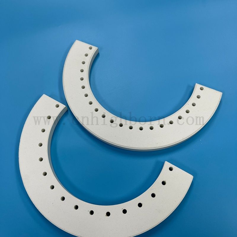 Partie irrégulière en céramique d'isolateur de panneau en céramique de mullite de corindon réfractaire pour le four