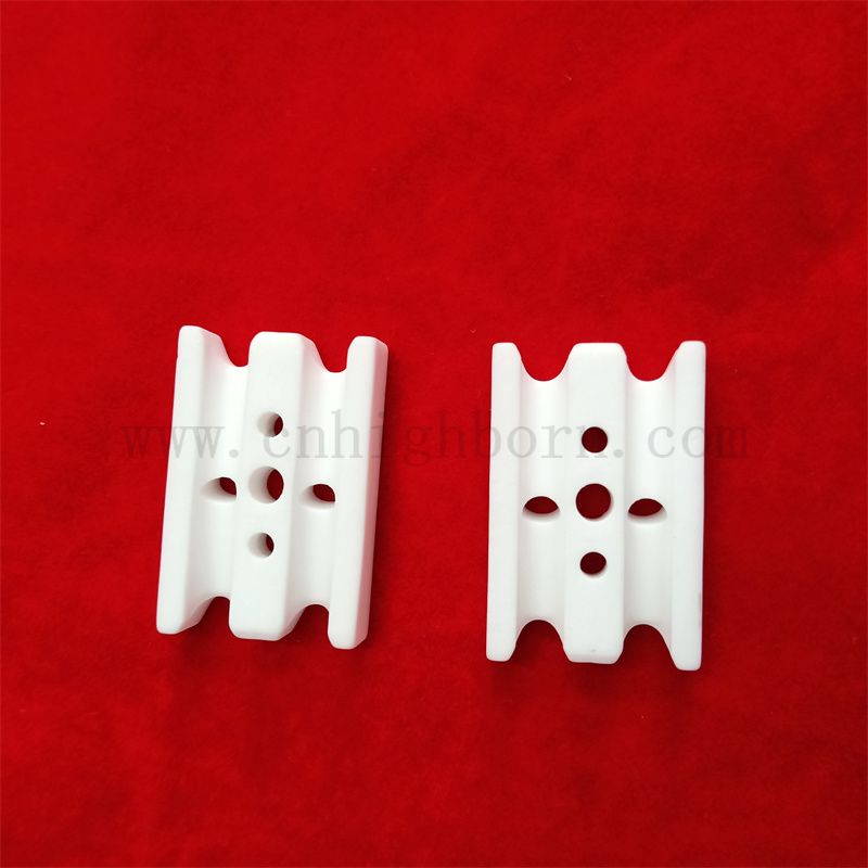 Résistance à 95% AL2O3 Alumine en céramique Isolateur partie en céramique avec trou