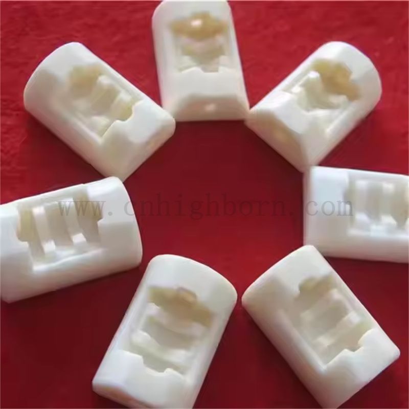 Pièces en céramique d'alumine de précision personnalisée avec composants structurels rainurés al2O3