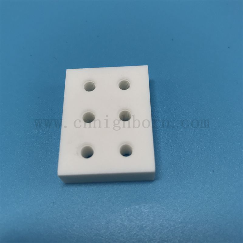 Panneau en céramique en verre machinable à basse densité pas de porosité macor plaque de trou avec trou
