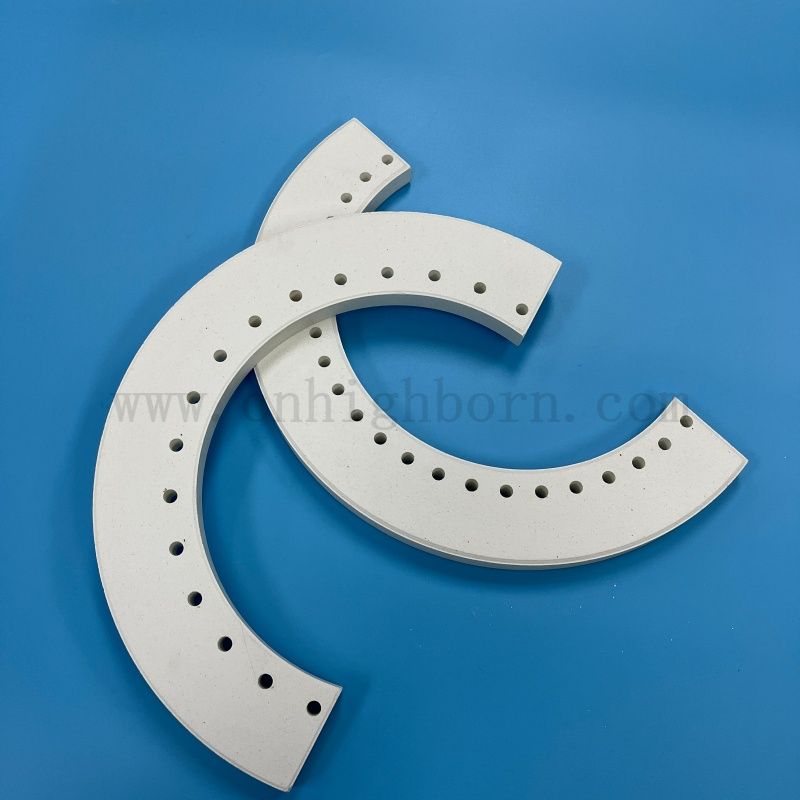 Partie irrégulière en céramique d'isolateur de panneau en céramique de mullite de corindon réfractaire pour le four