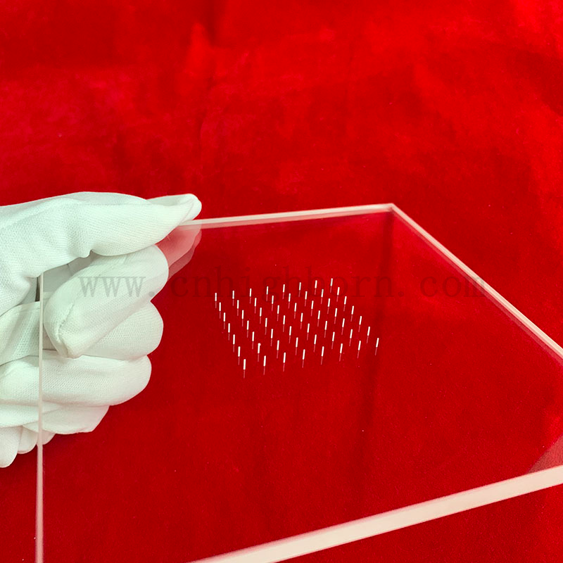 Couture laser Perfoge carrée en verre de quartz transparent perforé