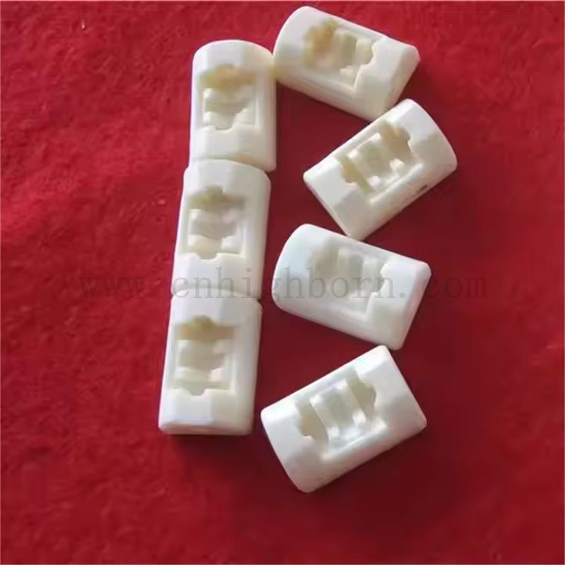 Pièces en céramique d'alumine de précision personnalisée avec composants structurels rainurés al2O3