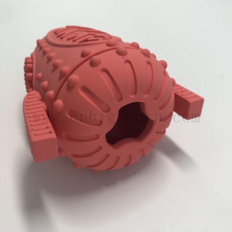 Chien interactif alimentant la mangeoire lente