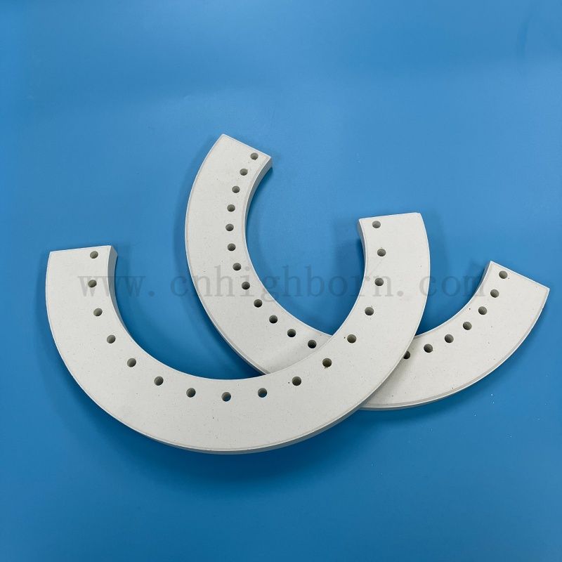 Partie irrégulière en céramique d'isolateur de panneau en céramique de mullite de corindon réfractaire pour le four