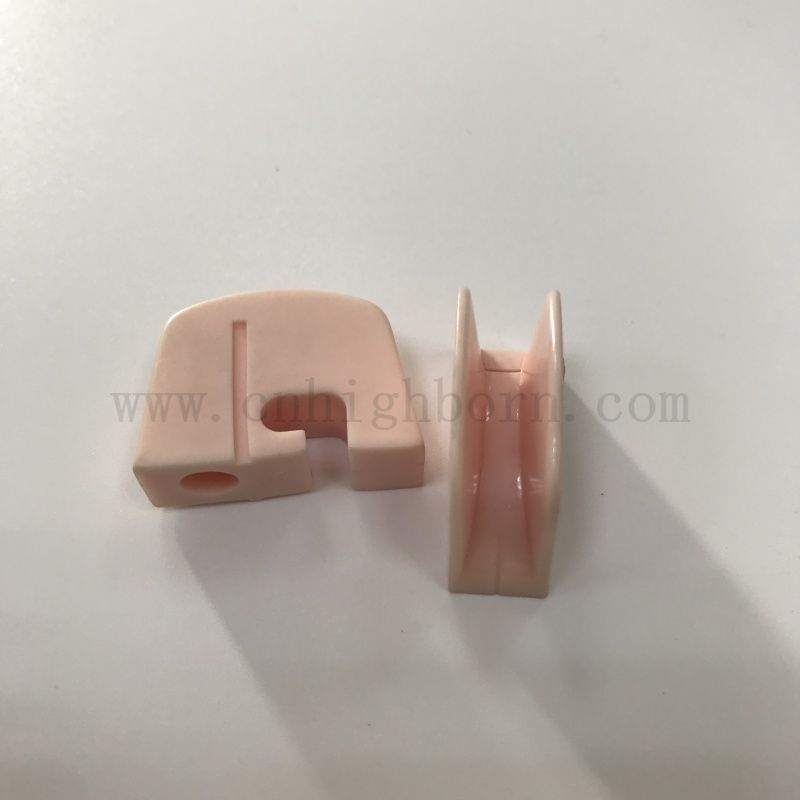 Alumine personnalisée Punching Part 99 AL2O3 Bloc en céramique textile