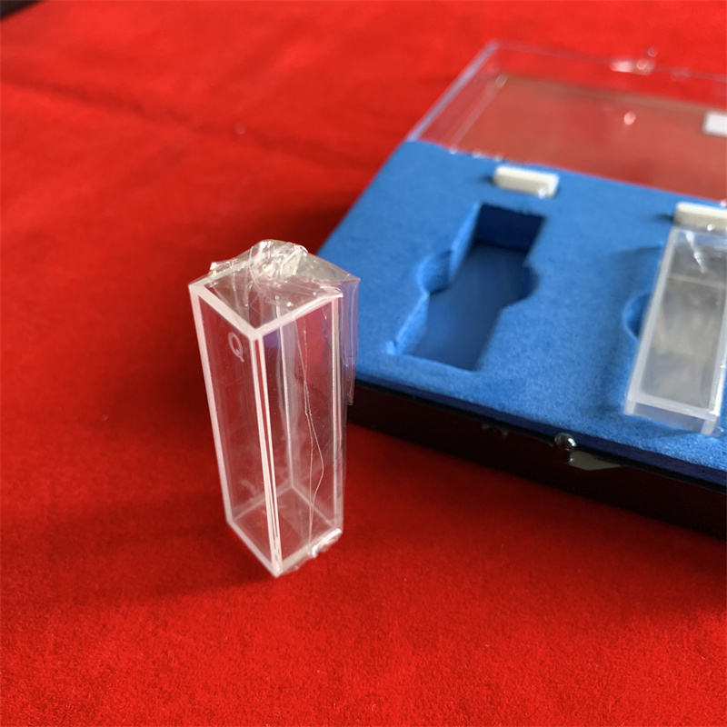 Verre de verre de laboratoire cellule fluoromètre standard avec couvercle clairs à cinq quartz en verre spectrophotomètre en verre CUVETTE
