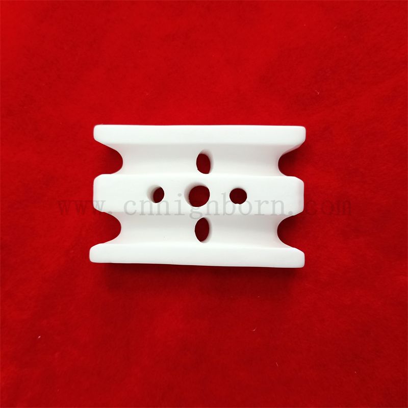 Résistance à 95% AL2O3 Alumine en céramique Isolateur partie en céramique avec trou