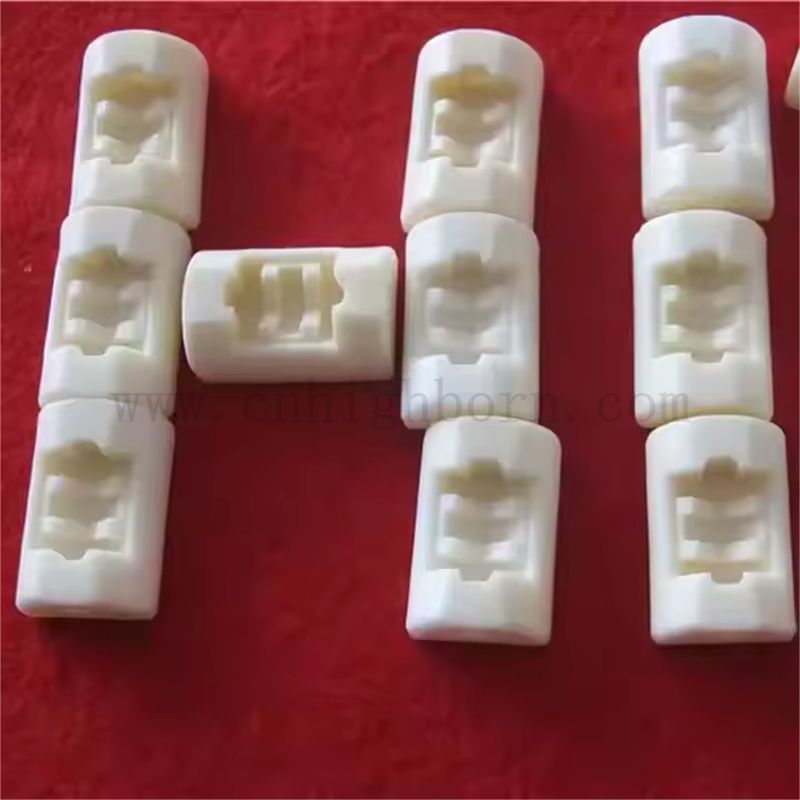 Pièces en céramique d'alumine de précision personnalisée avec composants structurels rainurés al2O3