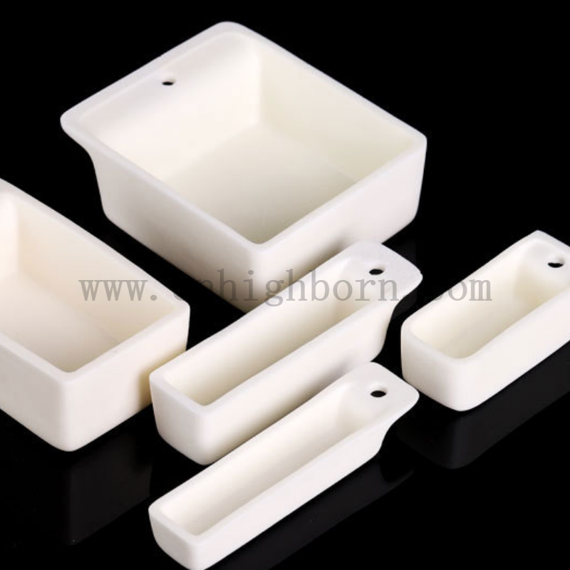 Boat en céramique Corundum rectangulaire AL2O3 avec un pot de creuse en alumine trou pour la recherche scientifique en laboratoire