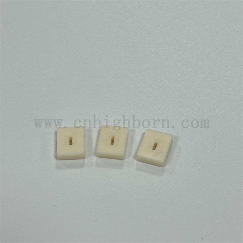 Alumine isolante Bloc irrégulier 99% AL2O3 Plaque en céramique