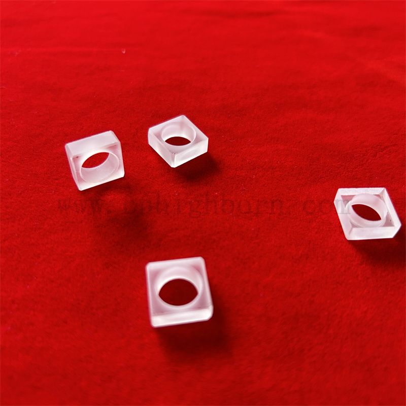  Forme personnalisée Résistance à la chaleur Plaque de verre de quartz de silice carrée translucide