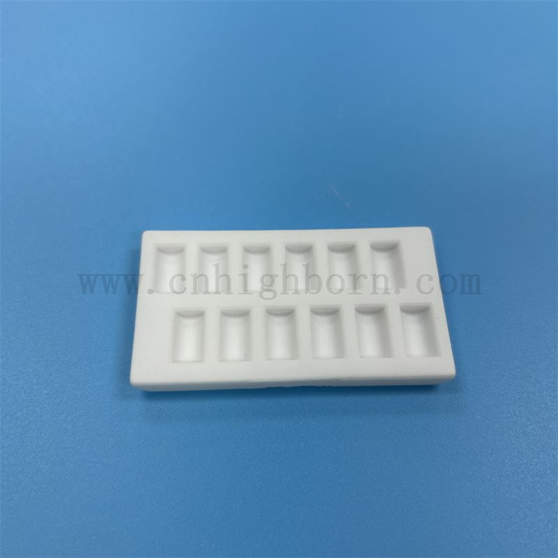 Creuset en céramique adapté aux besoins du client de cordiérite réfractaire de conseil en céramique de mullite de corindon