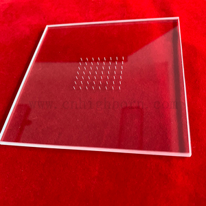 Feuille carrée en verre de quartz transparent perforé découpée au laser