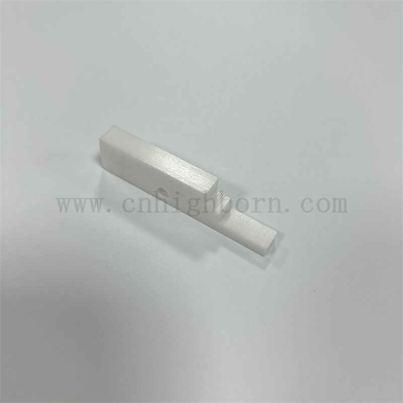 Machinage de précision à la corrosion personnalisée Résistante de zircone en céramique zro2 avec trou