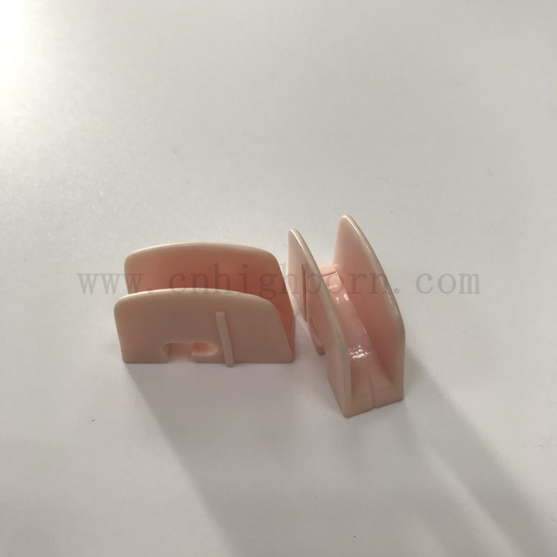 Alumine personnalisée Punching Part 99 AL2O3 Bloc en céramique textile