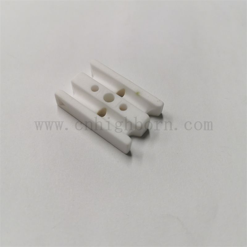 Pièces d'alumine de composant en céramique isolantes adaptées aux besoins du client de 95% Al2o3