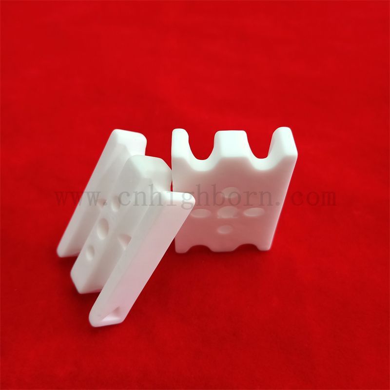 Résistance à 95% AL2O3 Alumine en céramique Isolateur partie en céramique avec trou