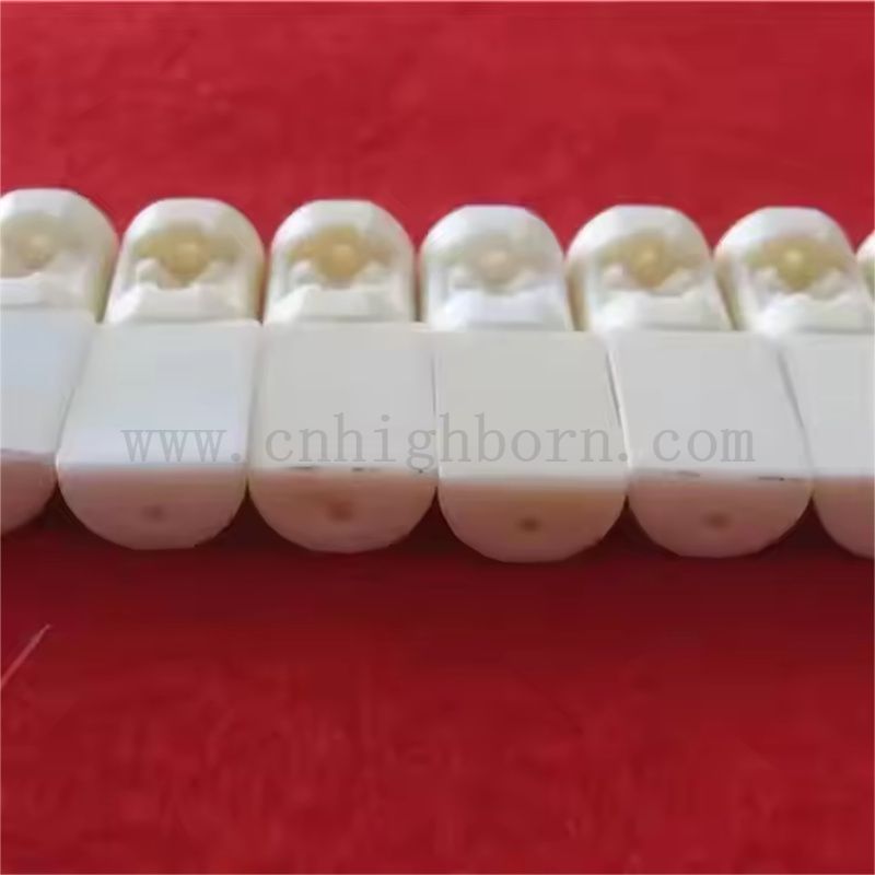 Pièces en céramique d'alumine de précision personnalisée avec composants structurels rainurés al2O3