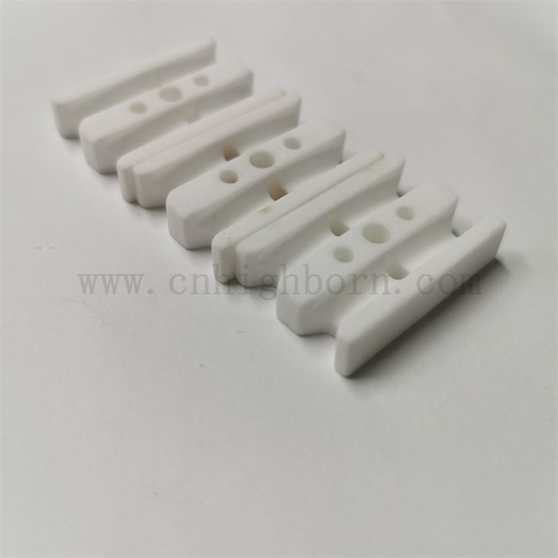 Pièces d'alumine de composant en céramique isolantes adaptées aux besoins du client de 95% Al2o3