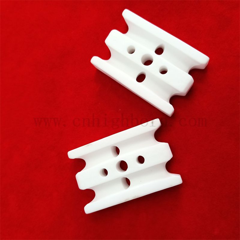 Résistance à 95% AL2O3 Alumine en céramique Isolateur partie en céramique avec trou