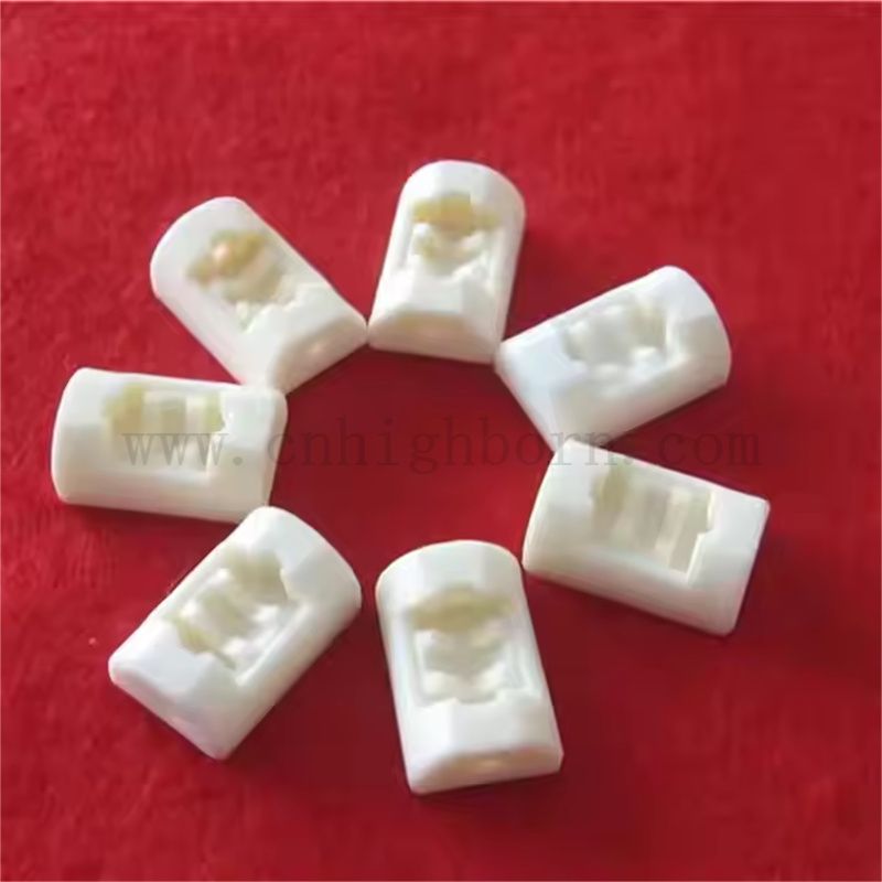 Pièces en céramique d'alumine de précision personnalisée avec composants structurels rainurés al2O3