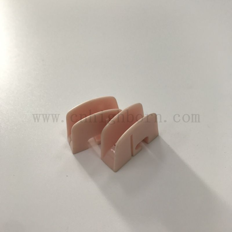 Alumine personnalisée Punching Part 99 AL2O3 Bloc en céramique textile