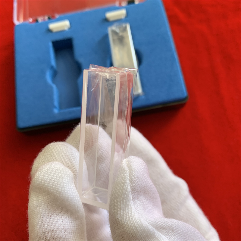 Verre de verre de laboratoire cellule fluoromètre standard avec couvercle clairs à cinq quartz en verre spectrophotomètre en verre CUVETTE