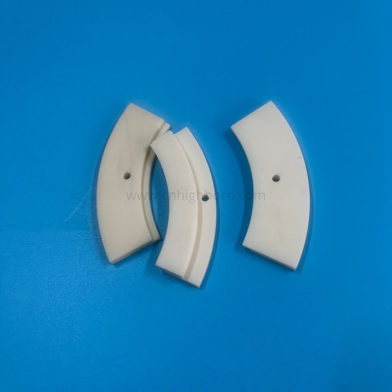 Plat en céramique du segment Al2o3 d'arc d'alumine de grande pureté de 99% avec le trou de montage