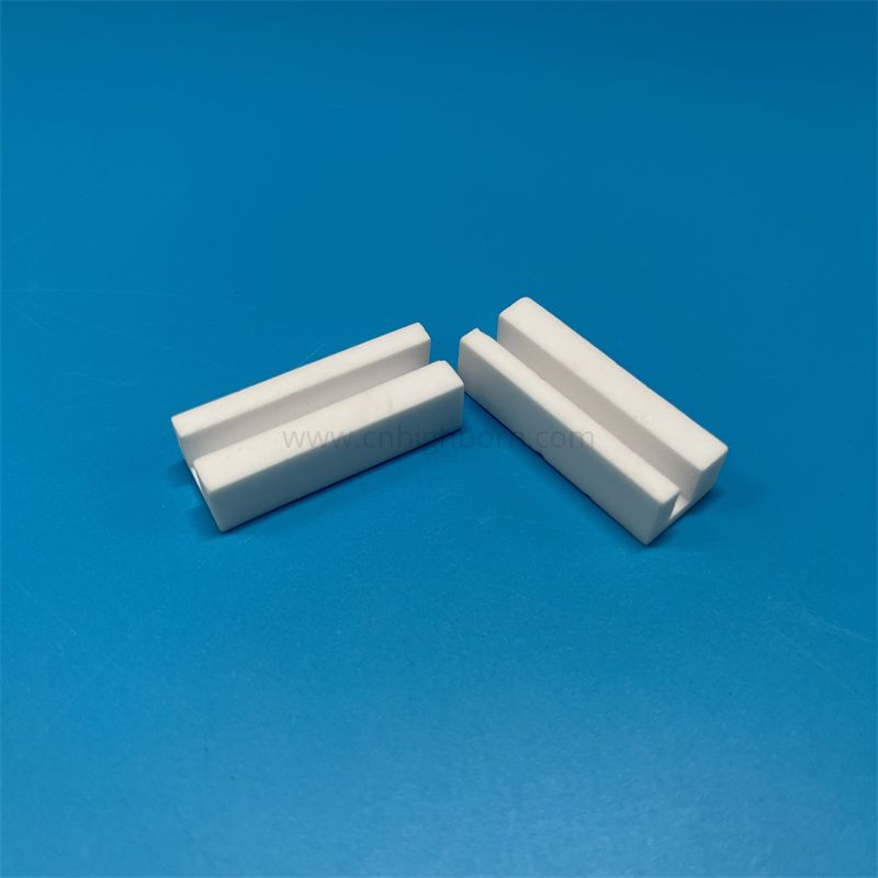 Pièce en céramique de bloc de mullite de cordiérite personnalisée avec rainure