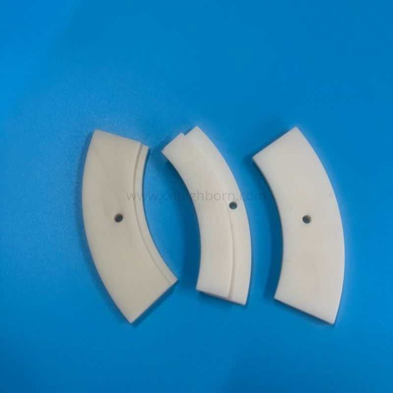 Plat en céramique du segment Al2o3 d'arc d'alumine de grande pureté de 99% avec le trou de montage
