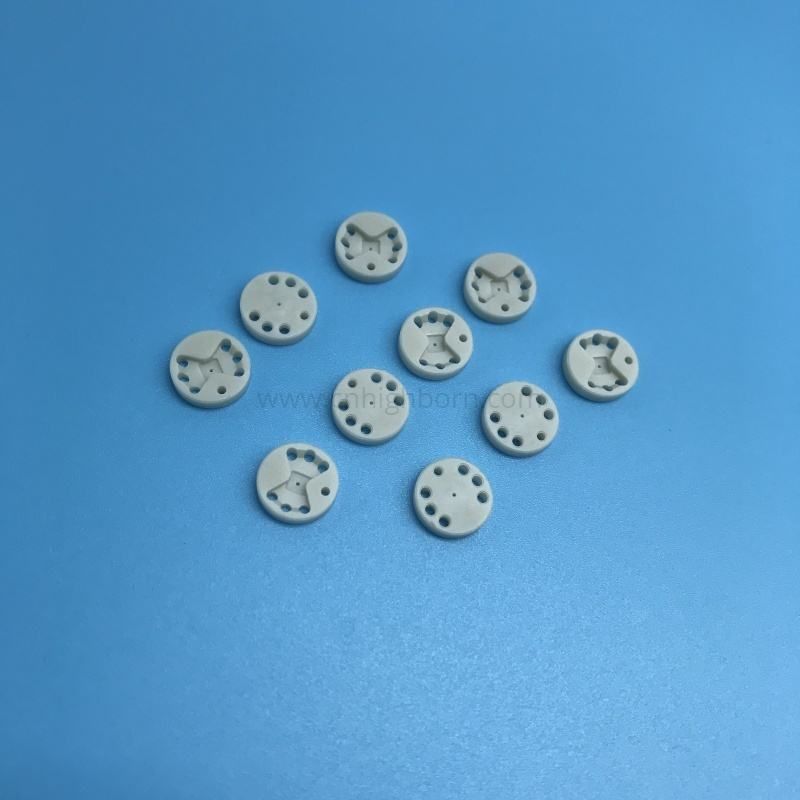 Substrat perforé en étoile en céramique de nitrure d'aluminium AlN personnalisé