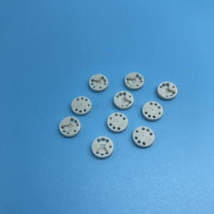 Substrat perforé en étoile en céramique de nitrure d'aluminium AlN personnalisé