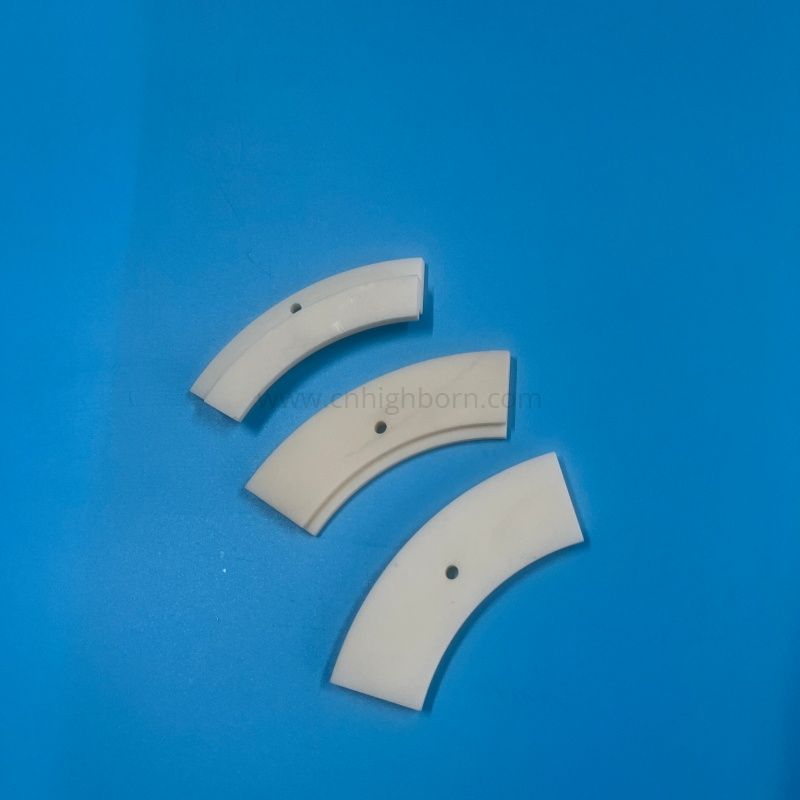 Plat en céramique du segment Al2o3 d'arc d'alumine de grande pureté de 99% avec le trou de montage