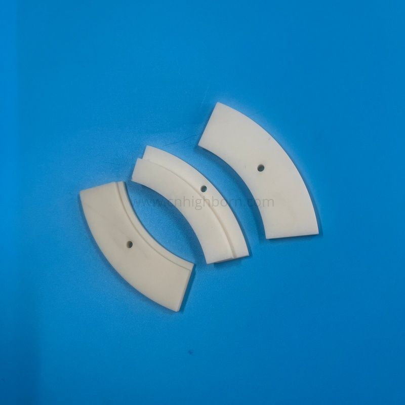Plat en céramique du segment Al2o3 d'arc d'alumine de grande pureté de 99% avec le trou de montage