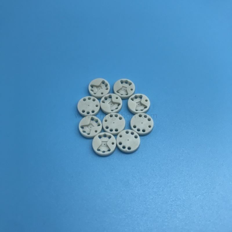 Substrat perforé en étoile en céramique de nitrure d'aluminium AlN personnalisé