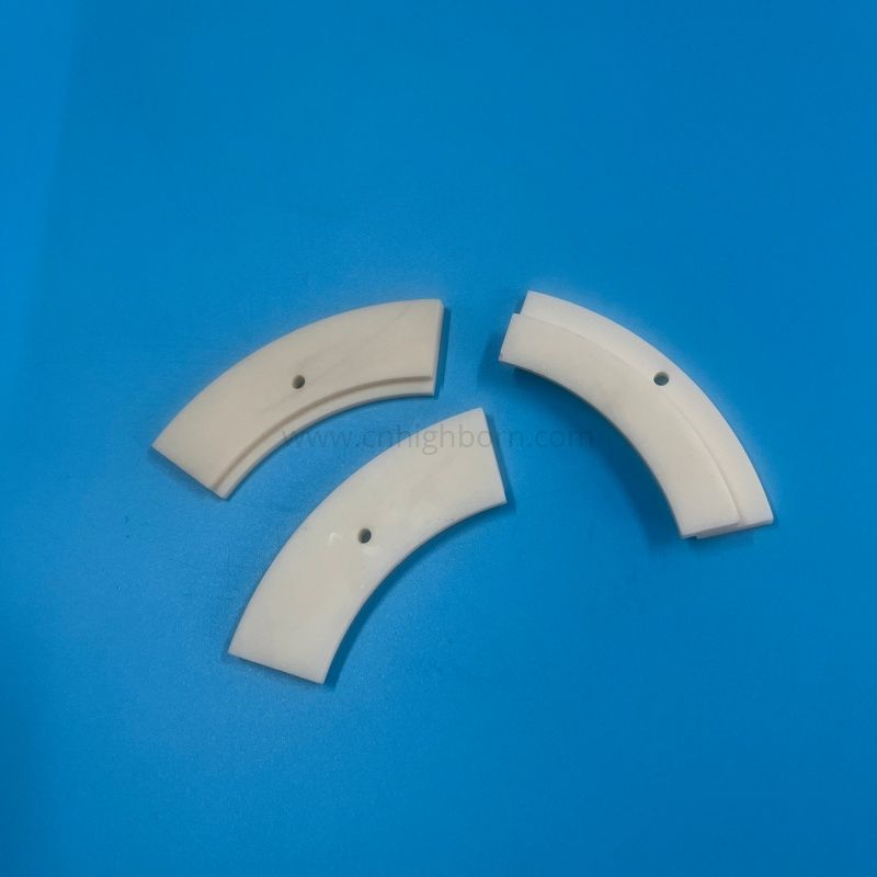 Plat en céramique du segment Al2o3 d'arc d'alumine de grande pureté de 99% avec le trou de montage